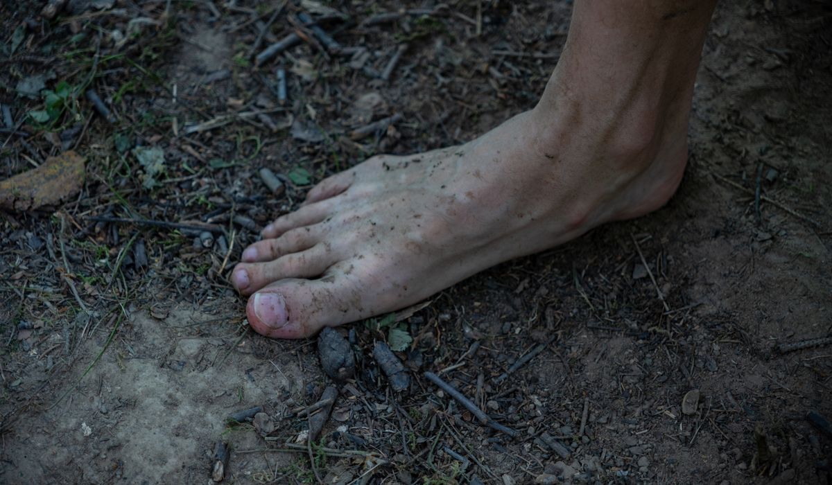 Using trekking poles on steep descents